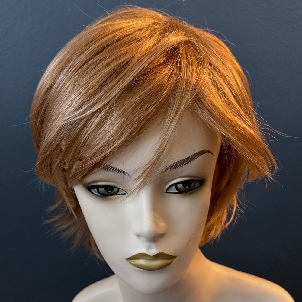 Stylish Short Wig in Golden Brown